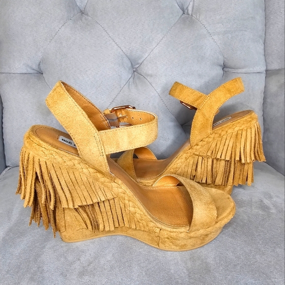 Suede Fringe wedges size 7.5 - Picture 3 of 4